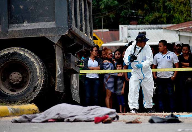canaltn8's tweet photo. [#Honduras🇭🇳] Madre e hija pierden la vida al ser arrolladas por volqueta

Ver más: https://t.co/ONfC3bzaQ8 https://t.co/75PFtPzMGj