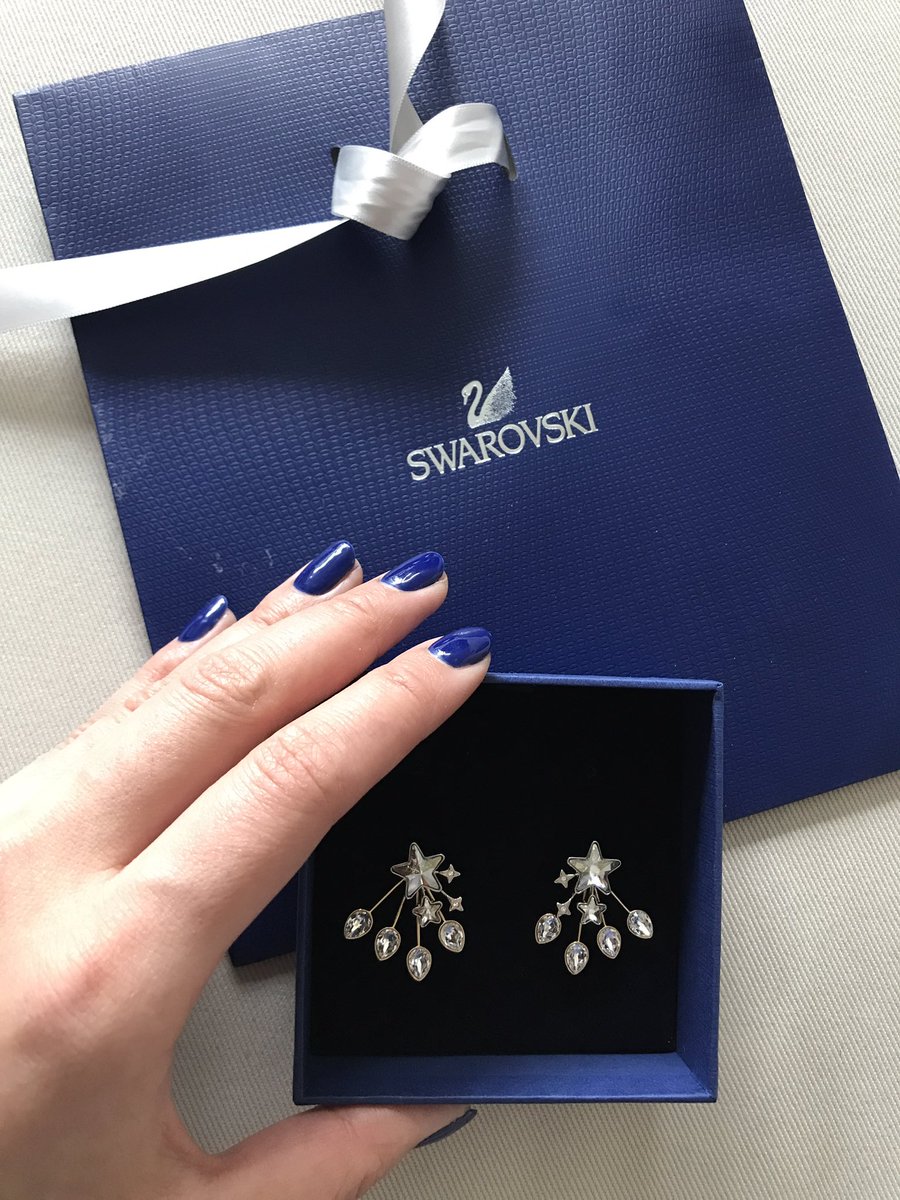 Thank you <a href="/liztrinnear/">Liz Trinnear</a> , <a href="/etalkCTV/">Etalk</a> etalkCTV !   This is the first time I've ever won anything on twitter and it's gorgeous!