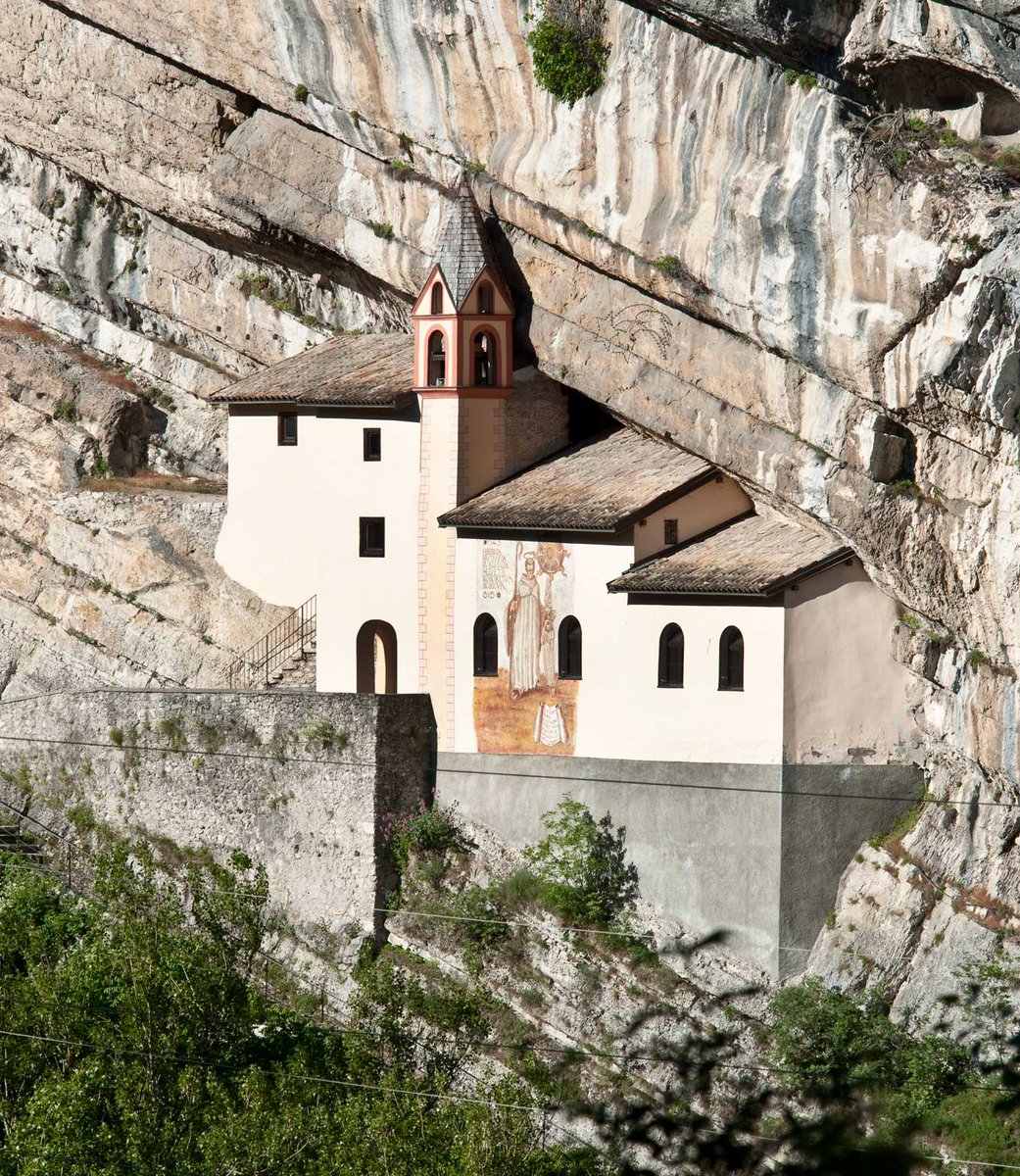L'#eremo di San Colombano è un luogo eremitico situato nel comune di #Trambileno, poco distante da #Rovereto, in provincia di #Trento.