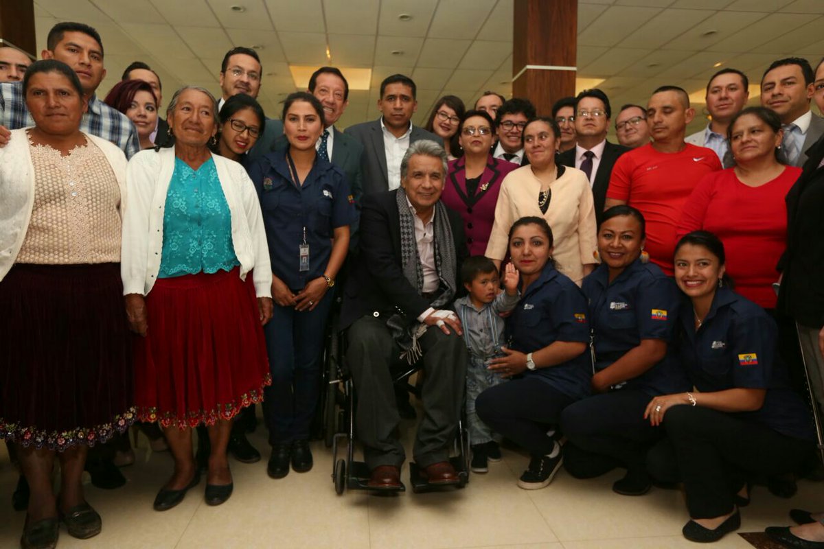 Lenin's tweet photo. Queridos migrantes que han retornado: en el Ecuador de hoy quien desea progresar, puede hacerlo; quien quiere trabajar, puede hacerlo; quien desea innovar, puede y debe hacerlo. ¡Para eso tienen un gobierno que los apoya y apoyará en cada paso que den! #ElGobiernoConLosMigrantes https://t.co/EWqchC5m9F