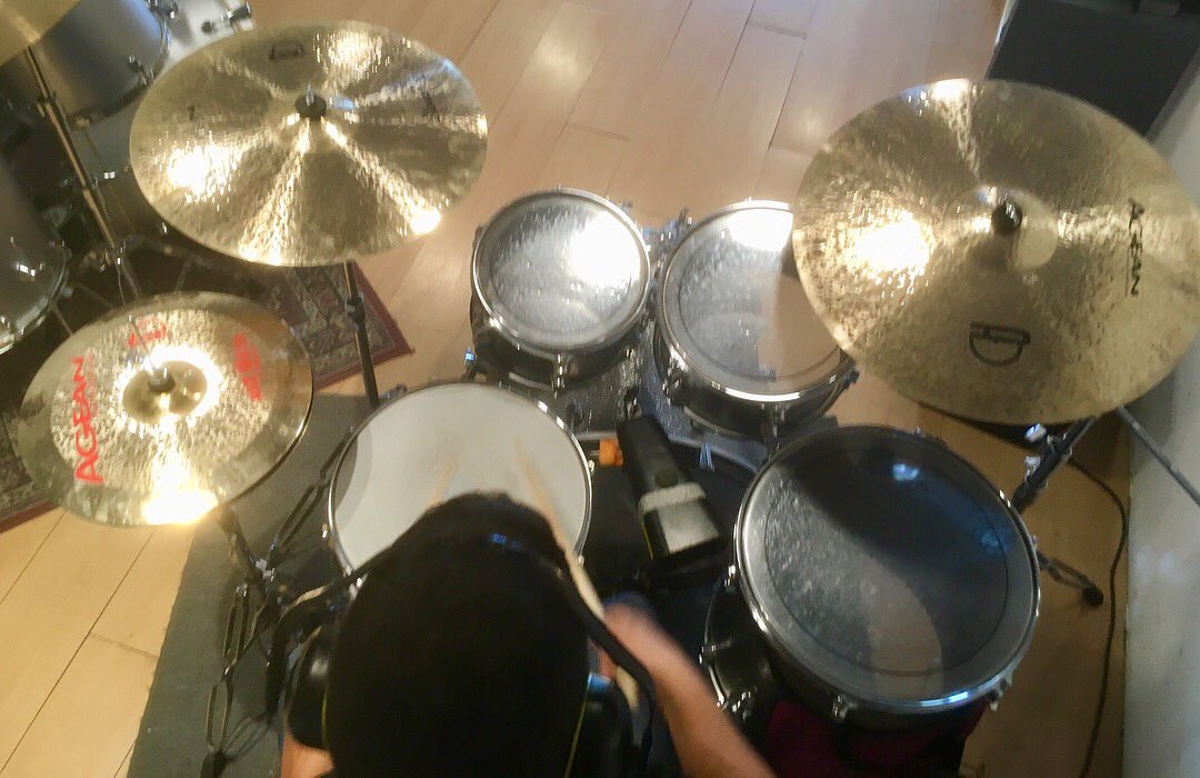 ageancymbalsarg's tweet photo. Testing 22” Ride Stoned, 18” Crash Stoned y 14” Hi Hat Rock Master! Una combinación perfecta! 👍🏻👏🏻🔥🥁🎉
@ageancymbals @ageancymbalsargentina
.
.
#ageancymbals #ageancymbalsargentina #stonedseries #rockmasterseries #drums #bateria #testing #handmadeturkey #hechoamano https://t.co/z1CKFbid2K