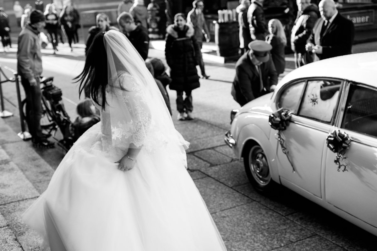 silverlining117's tweet image. #wedding at #nottingham #marketsquare #bride #groom #weddingservices #classiccars #cars #antiquecar #daimler #jaguar