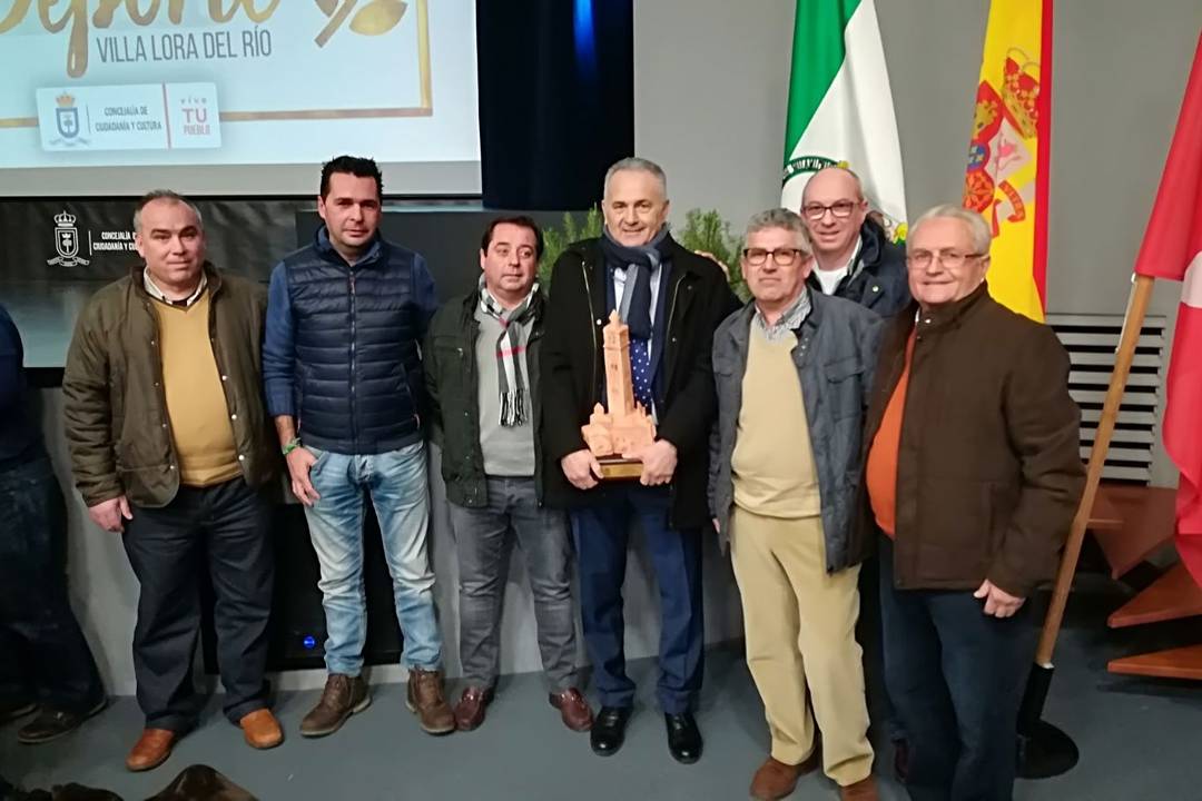 Muchas felicidades D°Rafael Gordillo Vázquez por el premio otorgado en la " III Gala del Deporte " Villa de Lora del Río ".

m.facebook.com/story.php?stor…

<a href="/RealBetis/">Real Betis Balompié 🌴💚</a> <a href="/aytoloradelrio/">Ayto. Lora del Río</a>