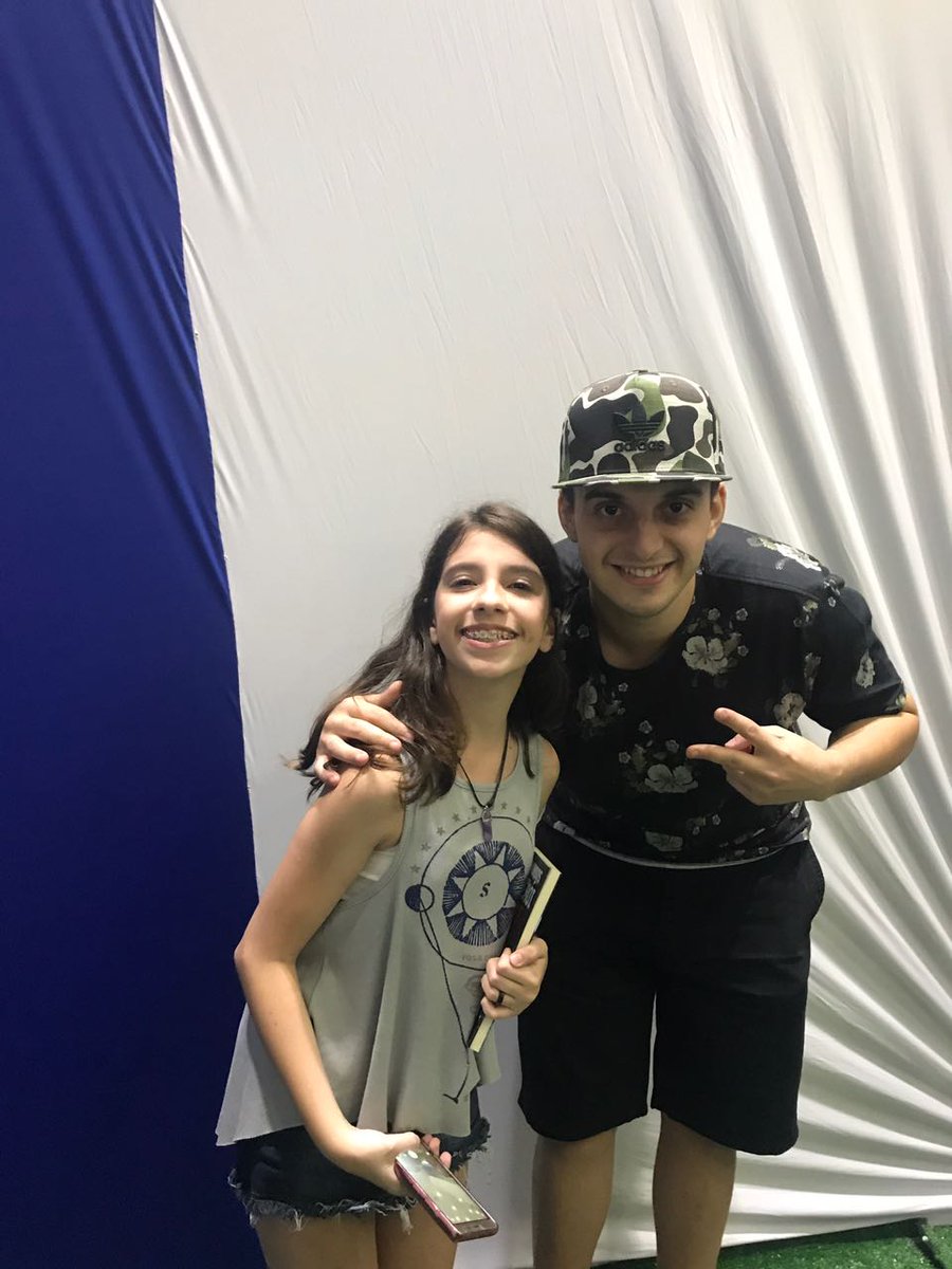 Biboop_is_real's tweet photo. Ahhhhh tô mt feliz @rezende_evil e @RickMarinTV vcs são toppp ❤️❤️❤️❤️ https://t.co/SF1yVZS5ss