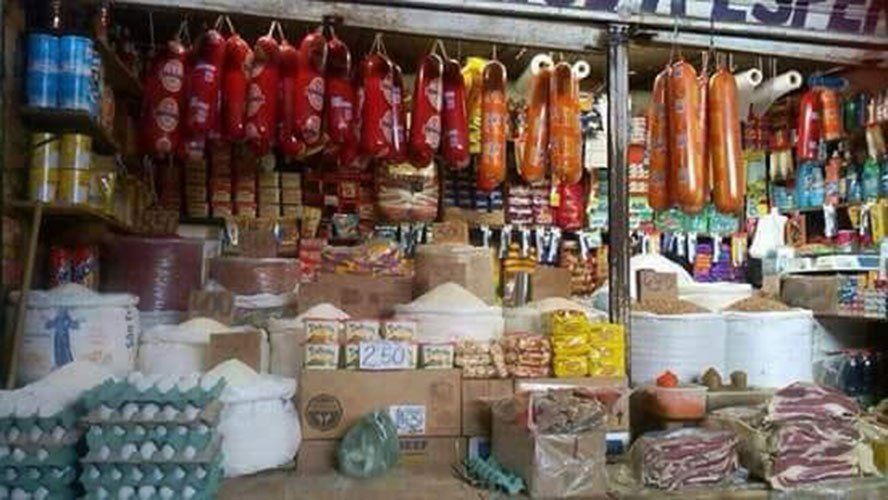 Ache o vendedor e diga a cor da camisa e do short: