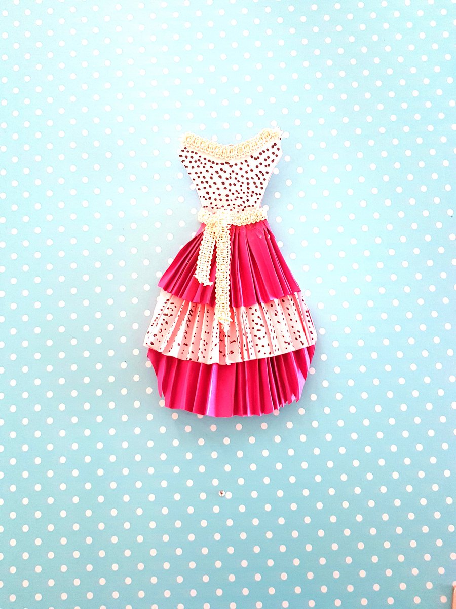 Love this paper dress! 😍

#craftsbyria #crafts #paperdress #papercrafts #diydress #lacepaperdress #diycraft #kidscrafts #craftideasforkids 

Subscribe to Crafts By Ria for easy craft ideas!