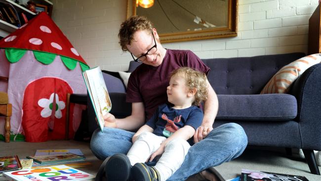 New MCRI research has shown that dads who read to their kids help to improve language and literacy skills: bit.ly/2mKQ9jE #children #reading