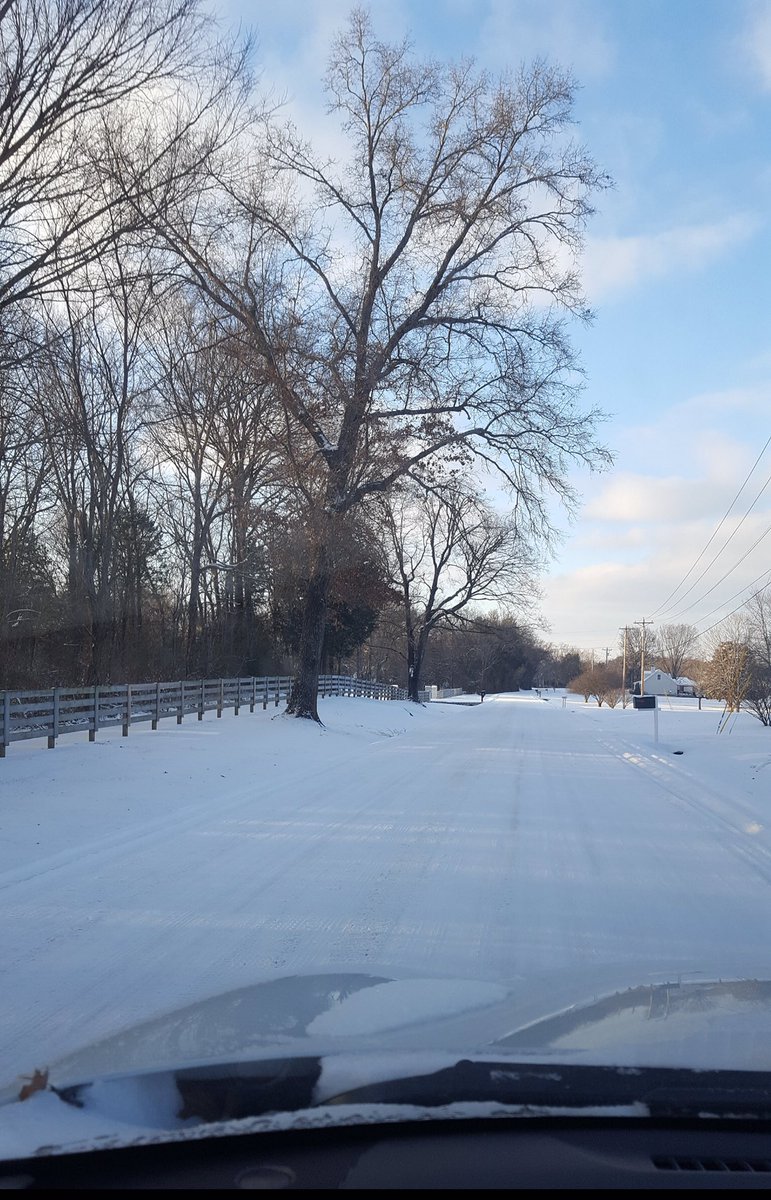 SmyrnaTNPD's tweet photo. Road conditions update: primary roads are passable, however secondary roads are dangerously snow packed. https://t.co/VvEfA8w9VE