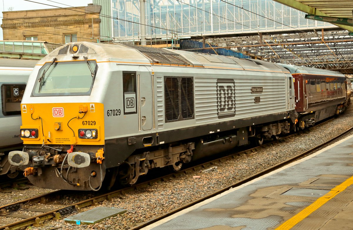 grahamsturgeon's tweet image. #DB #Class67 up front with a #class82 #train #spotter at Carlisle today - first time ive seen this type of #locomotive #sleeper #railway