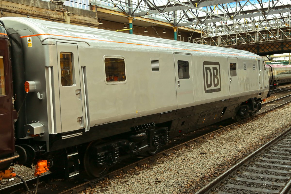 grahamsturgeon's tweet image. #DB #Class67 up front with a #class82 #train #spotter at Carlisle today - first time ive seen this type of #locomotive #sleeper #railway