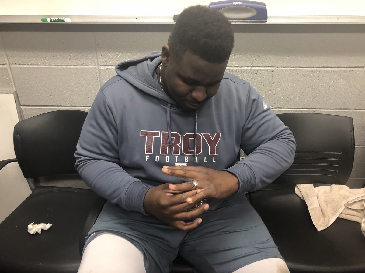 TroyTrojansFB's tweet photo. Checking out that 💍 size 👀

#RTW https://t.co/zJMYJHZw2f