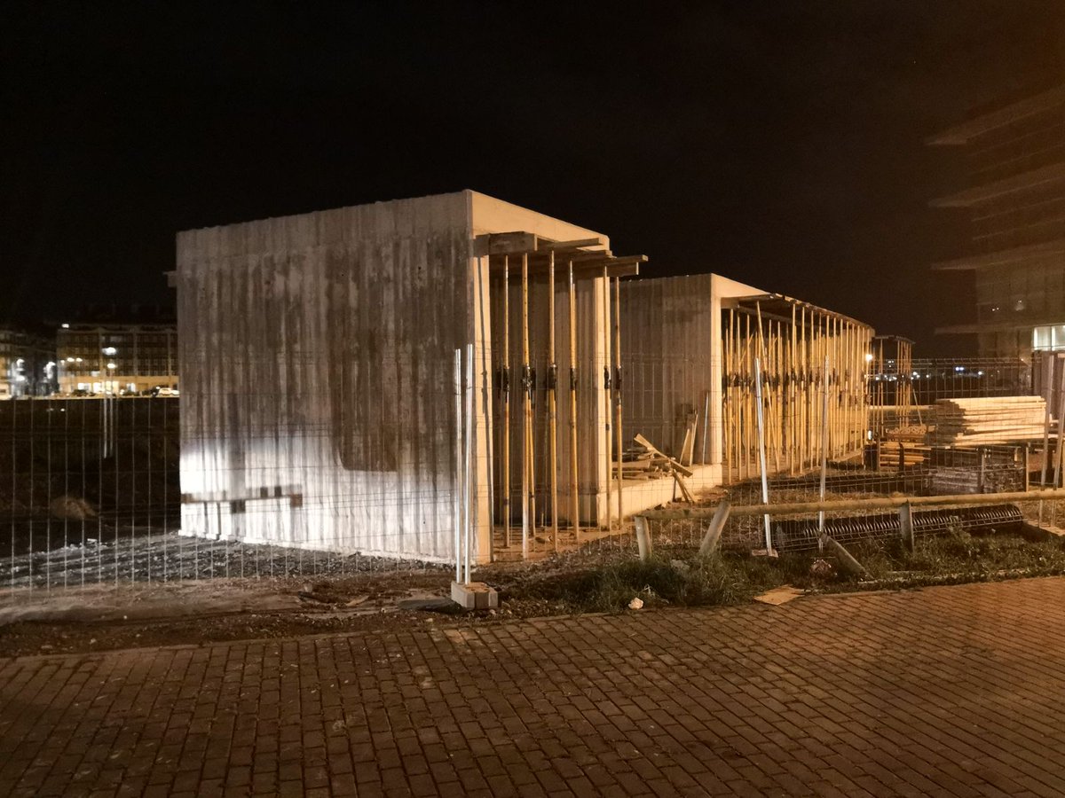 IULaredo's tweet photo. ¿Qué será?¿Chalé con vistas al mar o nueva casa para los gorilas? Se admiten apuestas https://t.co/04YhteWoSD https://t.co/wA5siBqmVz