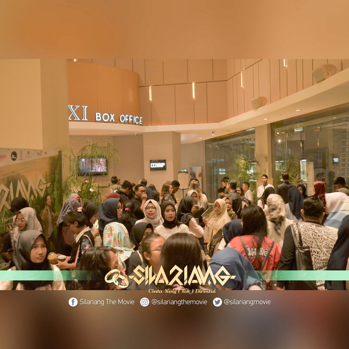 Para penonton dan tamu undangan memadati Epicentrum XXI di acara gala premiere <a href="/silariangmovie/">#SILARIANGTHEMOVIE</a> tadi malam. #Silariangthemovie