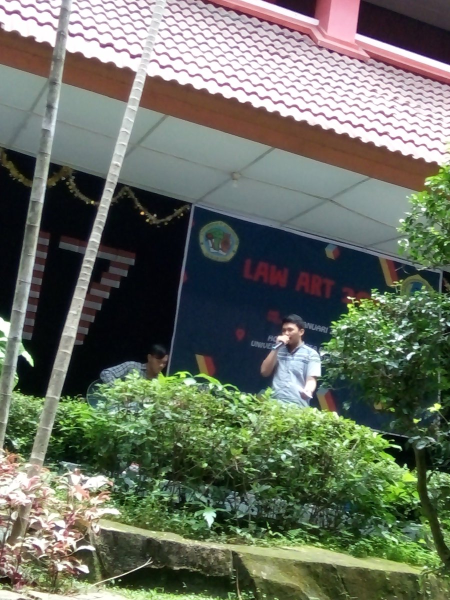 Salah satu peserta musikalisasi puisi Law Art '18. Kalian dah merapat ke FH belum??