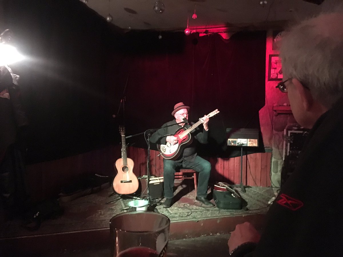 HeliAl's tweet image. Watching Tim Williams play using a shot glass for a slide. Boy have I got a lot to learn!