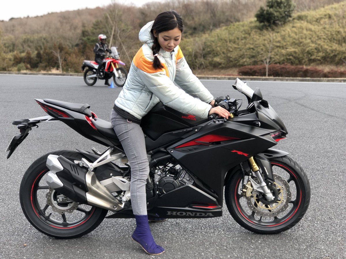 Webオートバイ Youtube動画増産中 Auf Twitter 足つきステラ ホンダ Cbr250rr 17年型 編 シート高 790mm 身長163cmの木川田ステラが 地下足袋で足つきチェック スポーツタイプの平均がわからないですけど でも街乗りしやすいと思います わからない