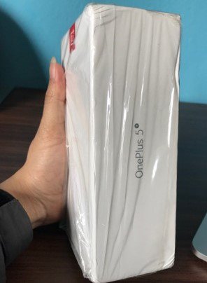 techlekh's tweet image. #OnePlus5T is now here. Reviews coming soon. @oneplus 
#TechLekh