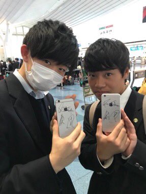 halt_rains's tweet photo. 羽田空港にワンオクがいてサインしてもらった😭😭😭
一生の運使い果たしたわ https://t.co/vYwQxAsBZw