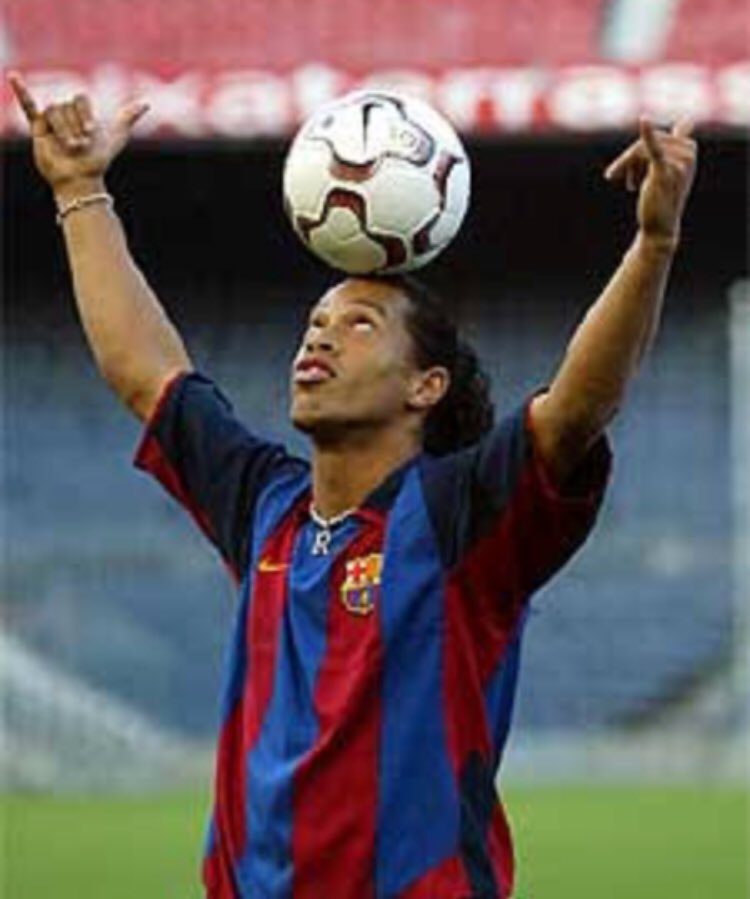 jorgedavidmp's tweet photo. Nos enteramos del fichaje de R10 en la playa de Sant Pol, por allá el 2003. La contraportada de El Mundo Deportivo titulaba Si a Ronaldinho, no a Beckham! #memorias @ibanpn Adéu R10 🤙🏾 https://t.co/RpnFmaVnKT