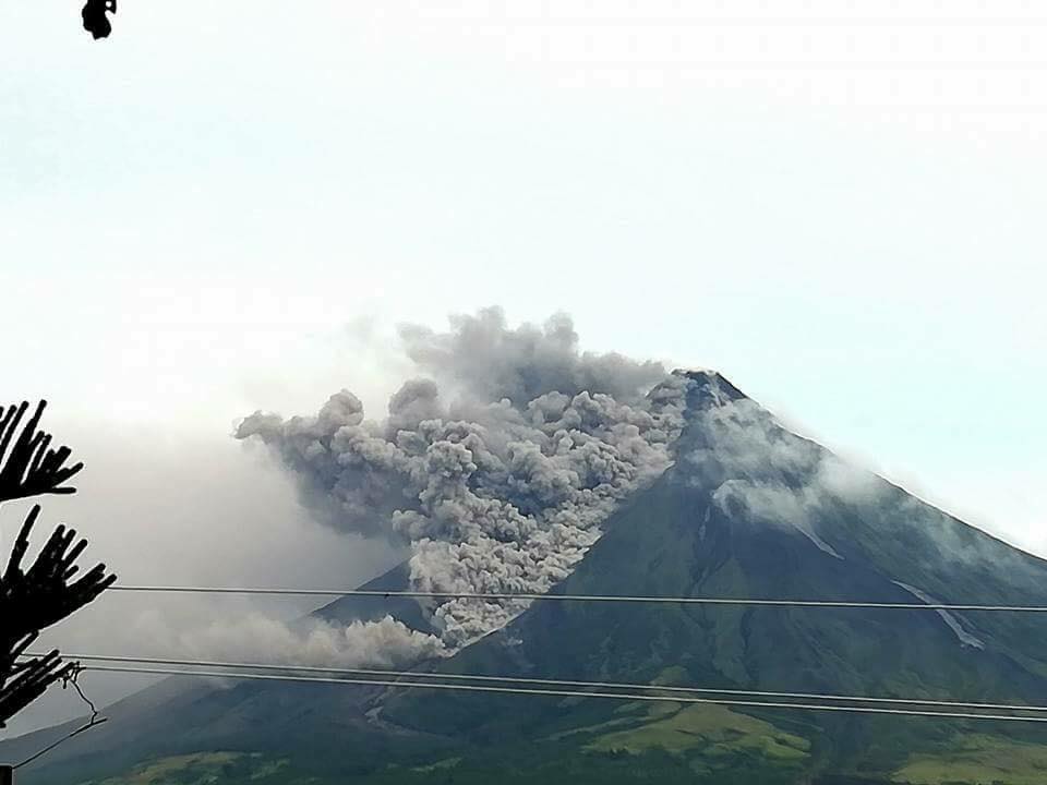 jaimessincioco's tweet photo. Lava collapse events generating rockfall along the front &amp; margins of advancing lava &amp; #pyroclastic density currents, &amp; lava #effusion from the new summit lava dome still characterized Mayon volcano's eruptive activity as of 16 Jan. 2018 #MayonVolcanoAlertLevel3 https://t.co/wEKvGwMFSj