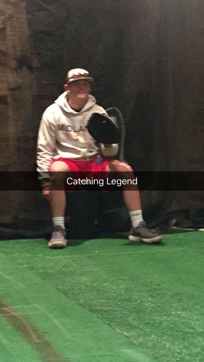 jmeyer_21's tweet photo. Someone needs to sign @chasereynolds3 he’s a bullpen catchin’, bucket sittin’ Legend! #HeIsSingleLadies https://t.co/BWvvlsFvW6