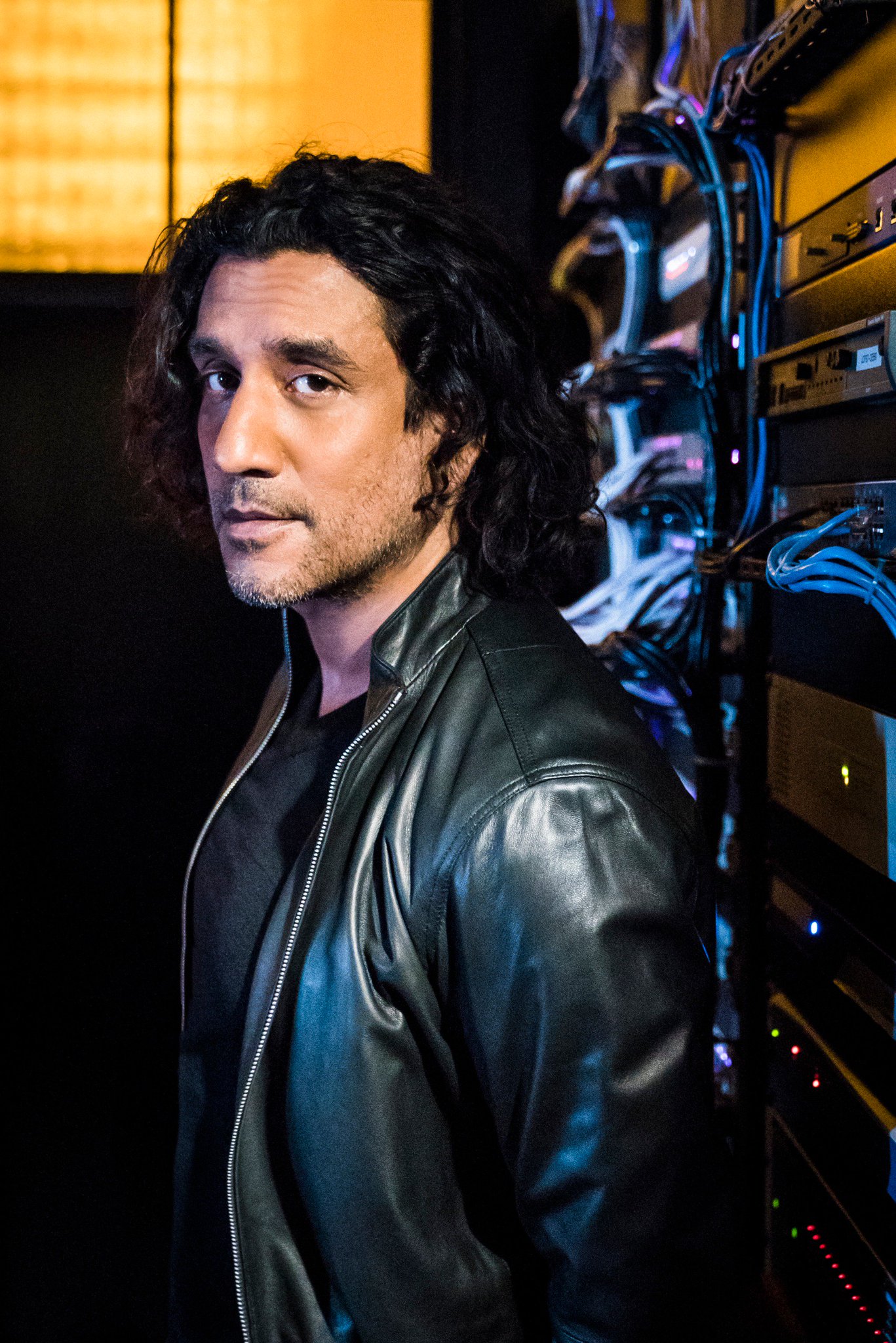 Join us in wishing Naveen Andrews a very happy birthday! 