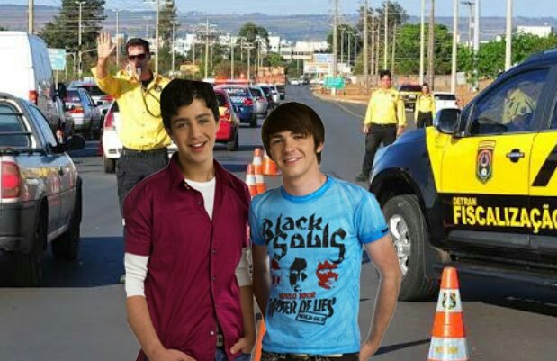 drakejoshlugar's tweet image. Drake &amp;amp; Josh sendo parados pelo Detran após confusão com celta rebaixado