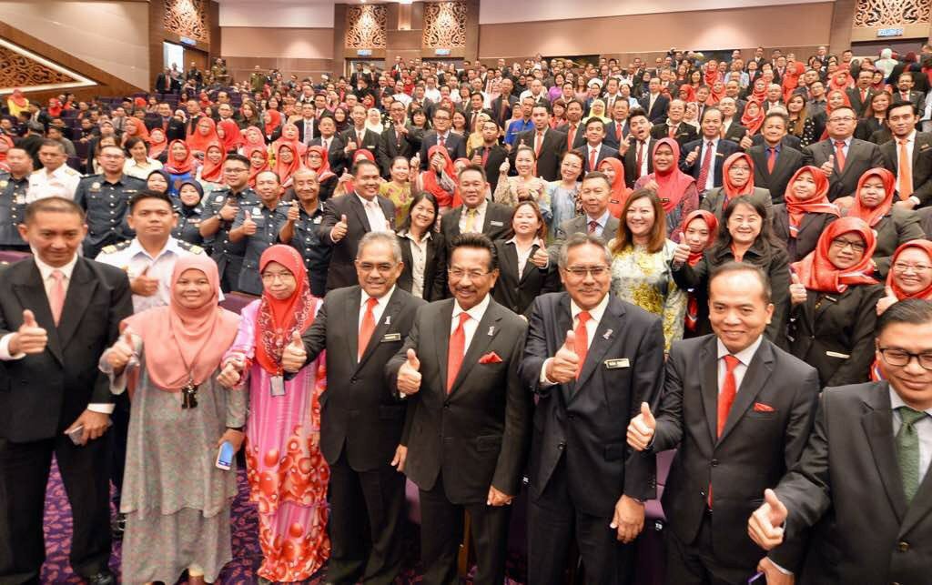 MusaHjAman's tweet photo. Marilah kita terus bekerjasama dan berganding bahu sebagai satu pasukan yang mantap demi memastikan kesinambungan pembangunan dan kemajuan negeri untuk kesejahteraan rakyat. https://t.co/UX7f3H5WOZ