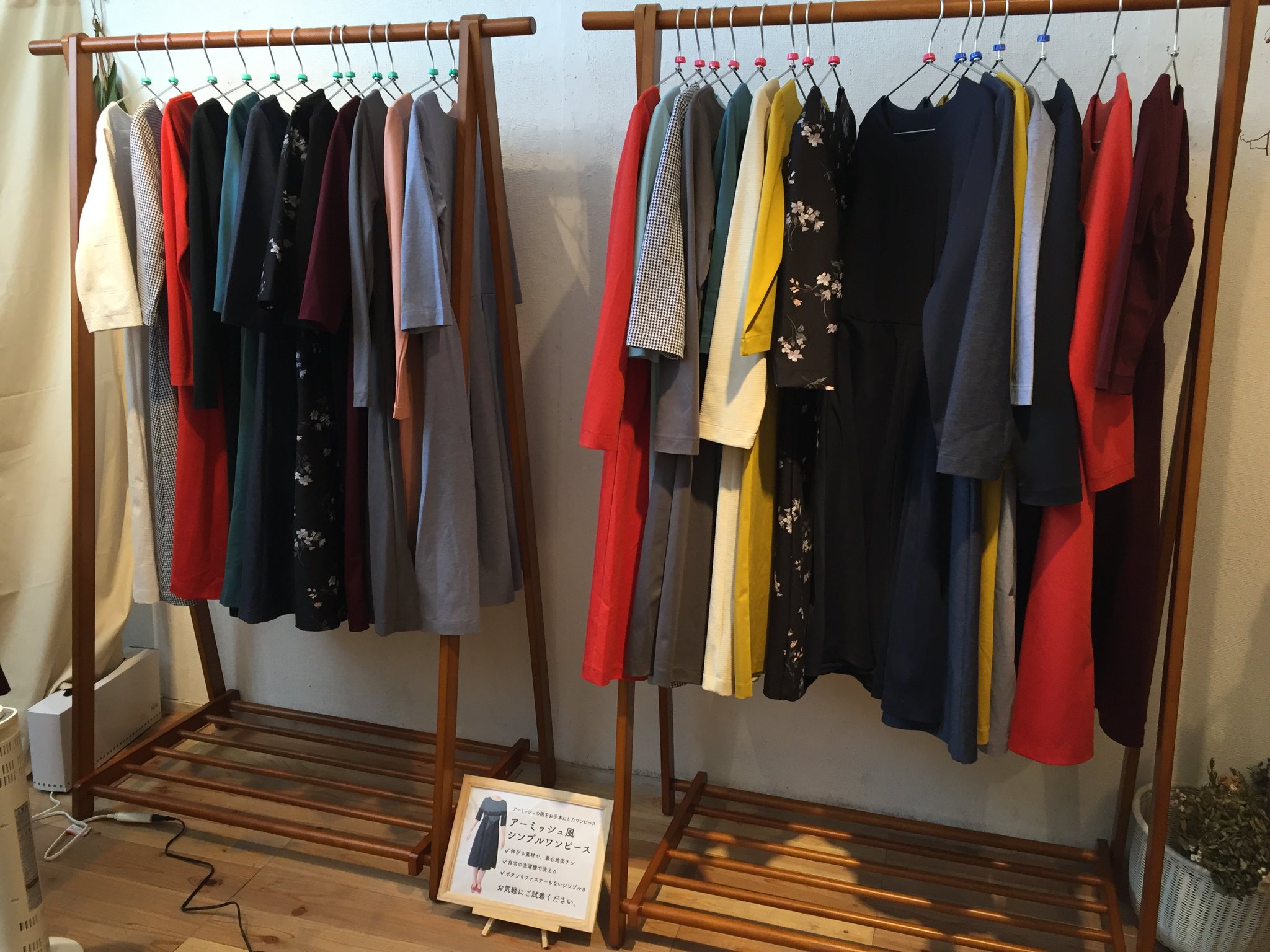 カフェスロー アーミッシュ の暮らし展 毎日大盛況ですが本日最終日 通常オンラインのみで販売している 楽ちんなのに 上品できちんと見える不思議な服 アーミッシュ風シンプルワンピースの試着 購入 オーダーメイドも ぜひ最終日もご都合つく方は