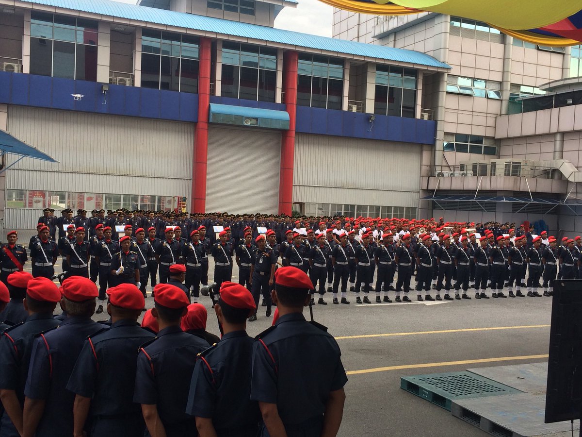 Bomba_Selangor's tweet photo. 17.01.2018 Kontingen Kawalan Kehormatan Seramai 101 Pegawai Lain-Lain Pangkat @Bomba_Selangor Mengadakan Raptai Penuh Sempena Majlis Perbarisan Tahunan 2018 Peringkat Kebangsaan Yg Akan Diadakan Pd 18.01.2018 Bertempat Di Ibu Pejabat @bombaJBPM, Putrajaya. https://t.co/ZkffSnnkrg