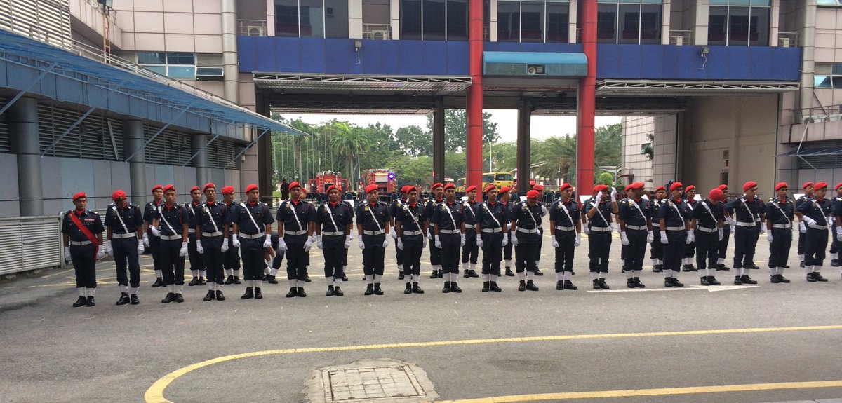 Bomba_Selangor's tweet photo. 17.01.2018 Kontingen Kawalan Kehormatan Seramai 101 Pegawai Lain-Lain Pangkat @Bomba_Selangor Mengadakan Raptai Penuh Sempena Majlis Perbarisan Tahunan 2018 Peringkat Kebangsaan Yg Akan Diadakan Pd 18.01.2018 Bertempat Di Ibu Pejabat @bombaJBPM, Putrajaya. https://t.co/ZkffSnnkrg
