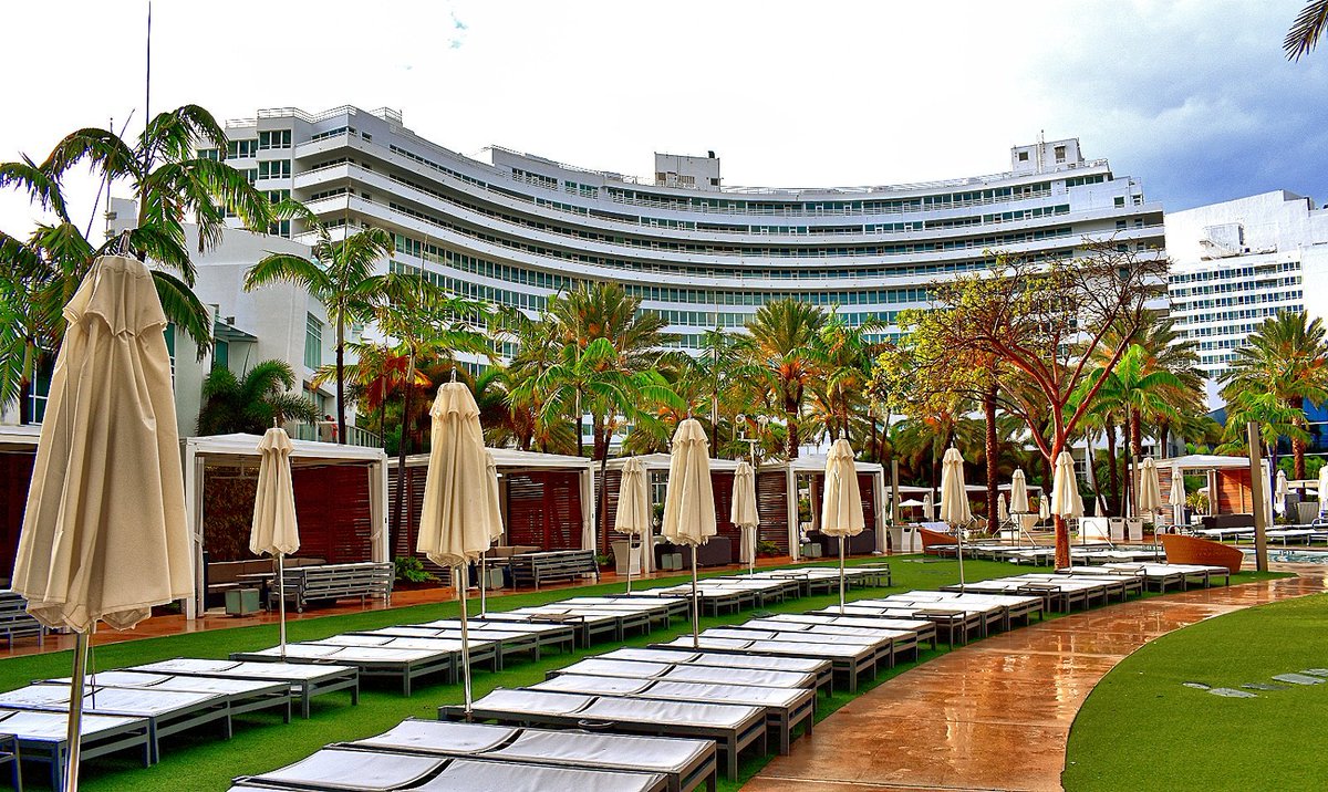 MagicCityPhotos's tweet photo. The #Legendary #WorldFamous #Fontainebleau #Hotel #Miamibeach built in (1954)  #Architecture #miamibest #Miamihistory #oceandrivemag #Dade #urbanphoto #awesomepics #emporis #cityscape #miami #Florida #SouthFlorida #DowntownMiami #photo #Skyline #hotels #MagicCityPhotography https://t.co/Z5gaD7GLNH