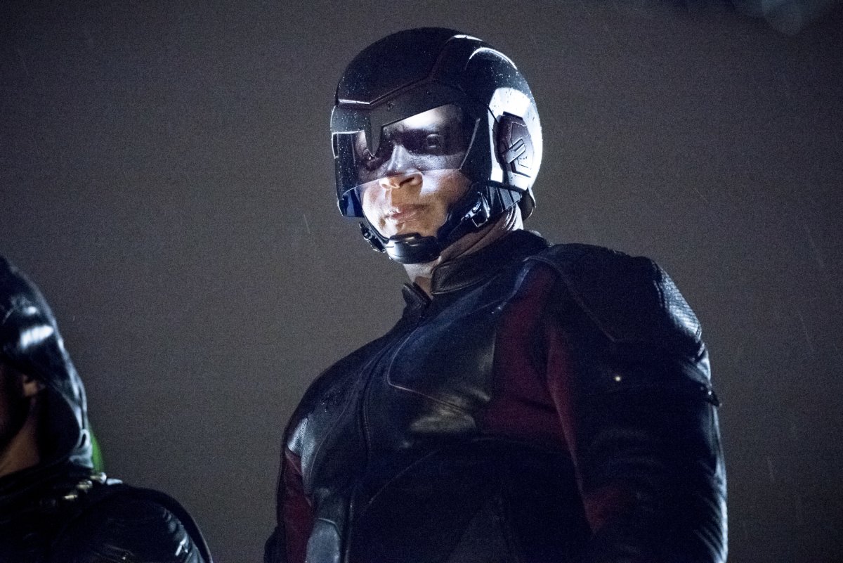 OlicityDreams's tweet photo. Excuuuuse me while I freak the frak out over Diggle's new suit on the #Arrow 6.11 "We Fall" stills! 🔥🔥🔥🔥 https://t.co/Kd0jei3euY
