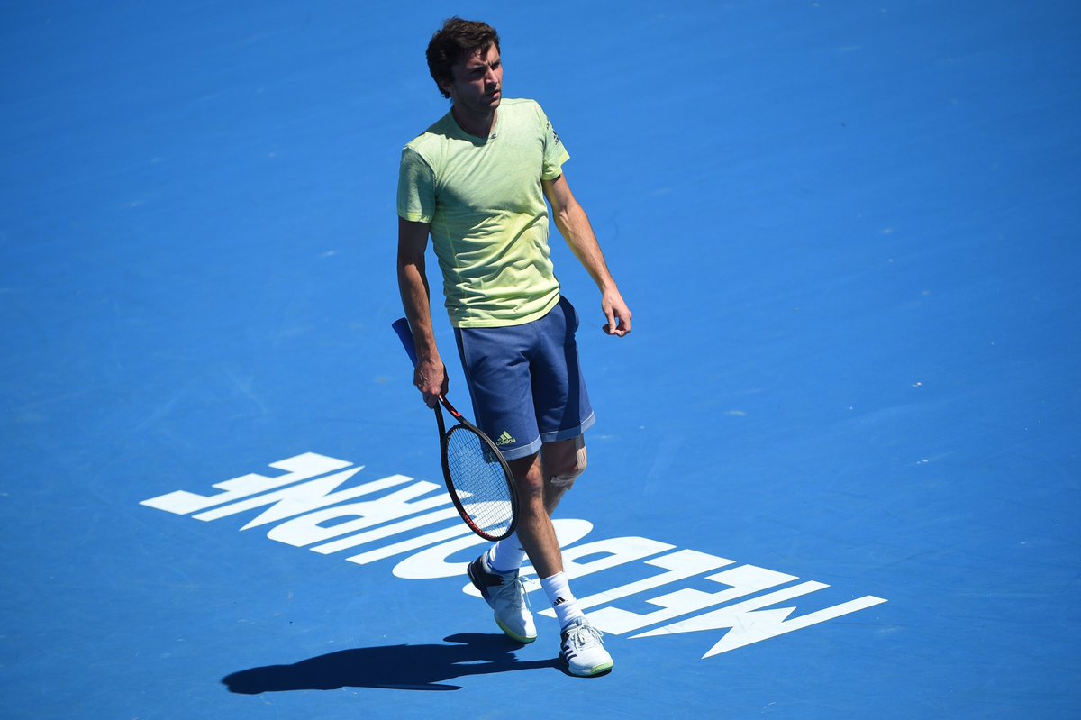 "J’ai plusieurs douleurs à la cuisse gauche avec deux muscles du quadriceps qui sont touchés et l’adducteur aussi qui tire": <a href="/GillesSimon84/">Gilles SIMON</a> se livre après son abandon au deuxième tour de l'#AusOpen ▶️ bit.ly/2FJIfPL