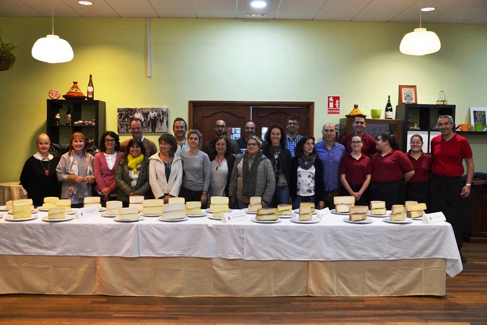 SaboreaGC's tweet photo. 28 quesos, de  21 queserías de #GranCanaria, compitieron en la XVII Cata Insular de @VilladeAguimes 2018 en las modalidades de semi-puro, semi-mezcla, curado puro y curado mezcla. El próximo 21 de enero se conocerán los ganadores 👉🏼 https://t.co/0yrVVjAwJG https://t.co/kLn1F3KstW