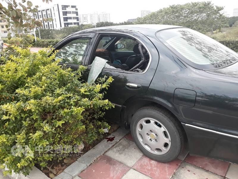 TaiwanNewsEN's tweet photo. Man in #Miaoli commits suicide by gruesomely #decapitating himself using his car

https://t.co/wGhoPU2PiL https://t.co/q5Dq9Hy9oL
