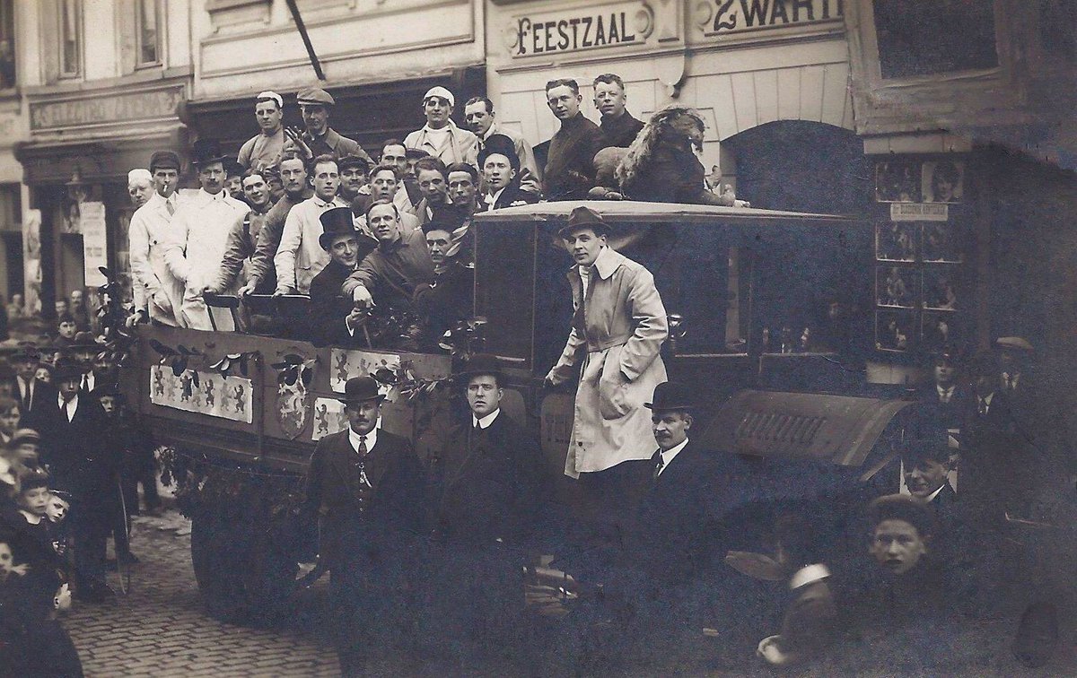 Football Awaydays
Berchem Sport supporters leave with a trailer to an away game (1920s)
