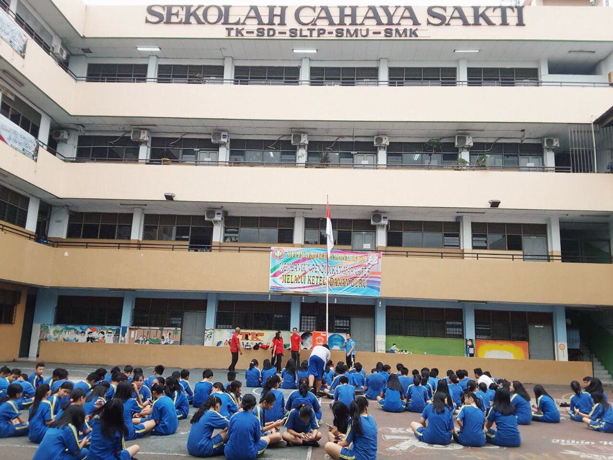 wifiid_jaktim's tweet photo. SMP Cahaya Sakti in action 😎 Abis olahraga teteeepp semangat karena abis itu internetan gratis UNLIMITED pake wifi.id! #wifiid_jaktim https://t.co/5Aq3rui7LZ