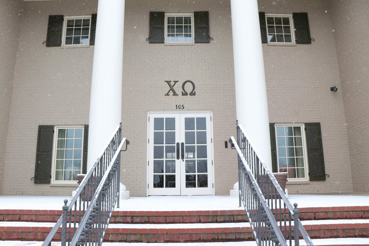 mkatherinexo's tweet photo. such a photogenic school at all times, but look at its beauty in the snow! https://t.co/or0koKd9sU