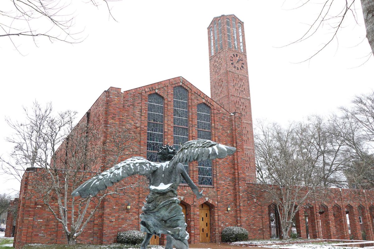 mkatherinexo's tweet photo. such a photogenic school at all times, but look at its beauty in the snow! https://t.co/or0koKd9sU