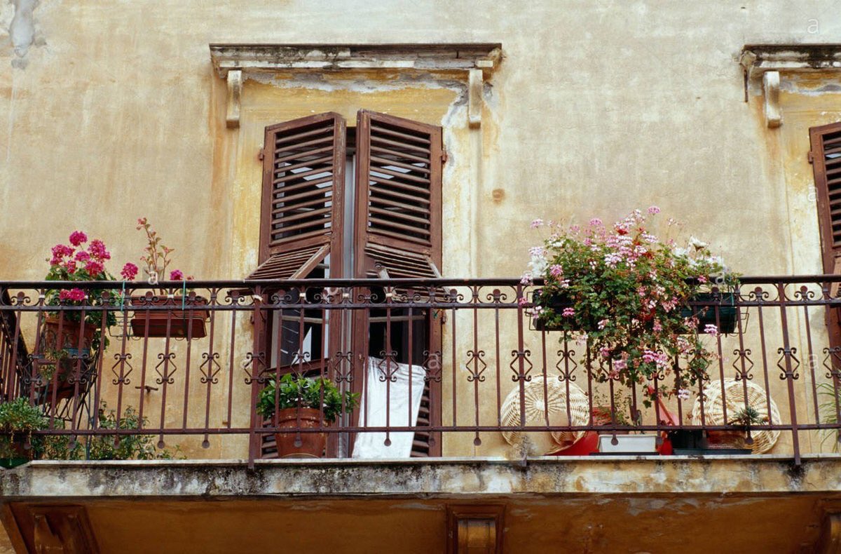 Recordeu, en cas de #ventades cal retirar testos o objectes de façanes i terrasses i recollir tot allò que el vent pugui fer caure. ow.ly/3z2H30gLRAD
