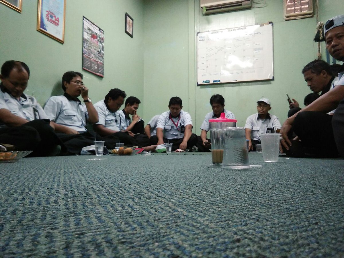 puk_fscm's tweet photo. Jarkom rabu pagi, mengurai informasi organisasi agar sampai ke seluruh anggota. @peank21 @hariyadi_777 @suharno204 @YameenChan @FSPMI_KSPI https://t.co/HbnqWht83J