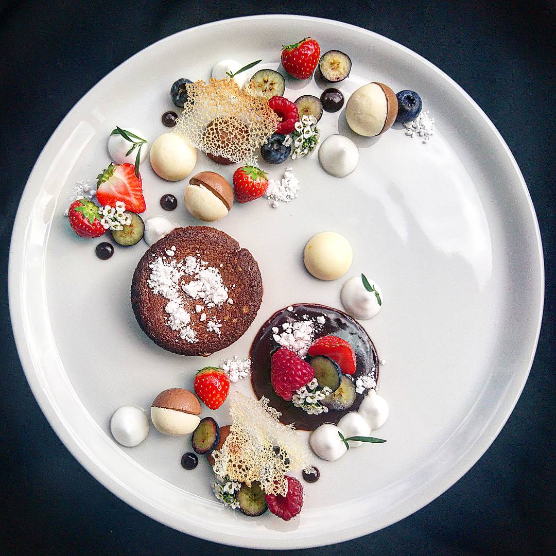 Chocolate cake, berrys, chocolate mousse, meringue, chocolate sauce.. 😊 ✌️ 🤤