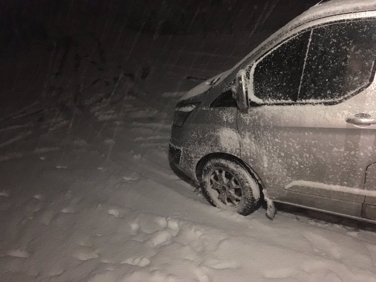 gally7p's tweet photo. All you guys with your fancy BMWs & Mercs stay off the roads or put some blocks in the boot! Yokes all over the road!! #SnowNI https://t.co/d8RgjQQht0