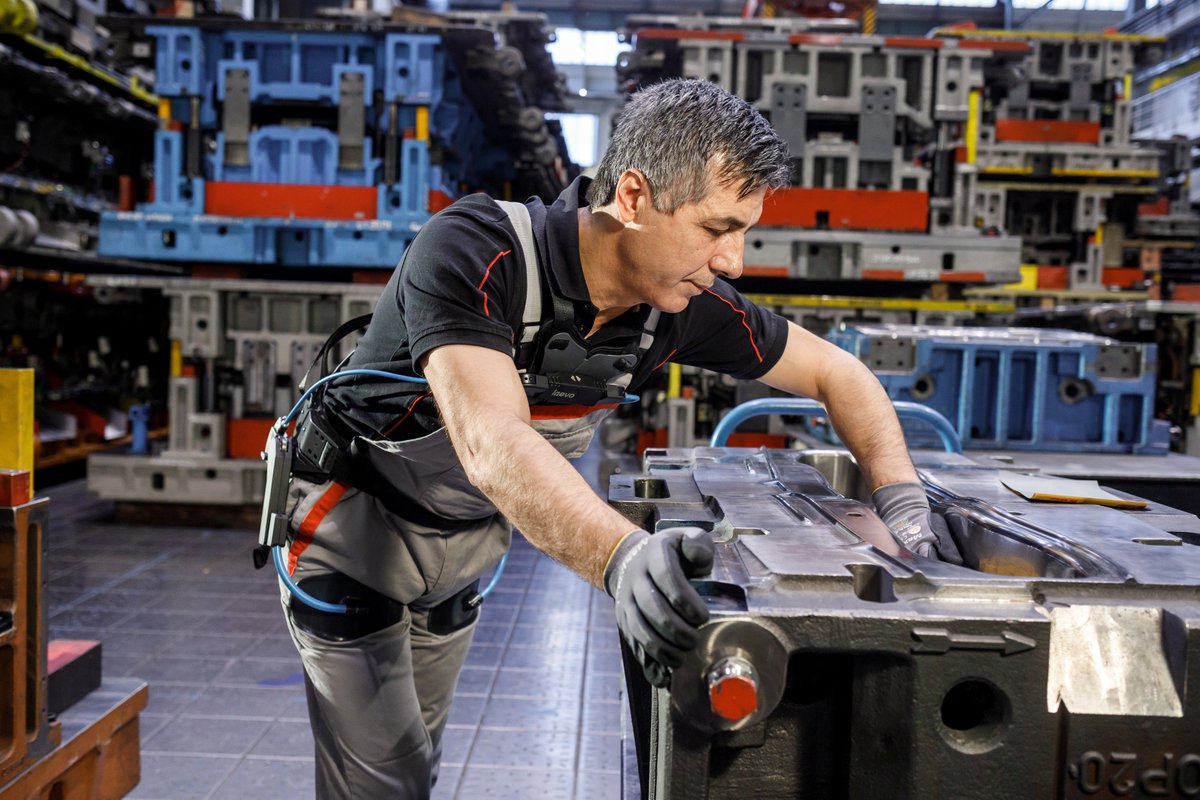 Audi_Prensa's tweet photo. Sistemas de producción en Audi: trabajar sin dolor de espalda gracias al exoesqueleto - https://t.co/EISQWr3TPC https://t.co/mr0niRMqjM