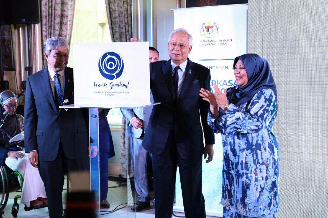NajibRazak's tweet photo. Malaysia maju dengan peranan wanita yang tidak pernah diketepikan dalam pembangunan negara. Tahun Memperkasa Wanita 2018 usaha persediaan hebat untuk revolusi perindustrian ke-4 selain merangsang pertumbuhan wanita dalam ekonomi negara @KPWKM #TMW18 #WanitaGemilang https://t.co/eL2uOJTNaV