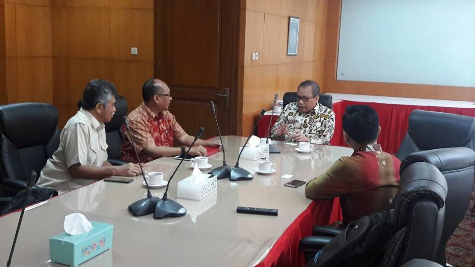 DISKUSI pagi bersama Kepala BNSP (Badan Nasional Sertifikasi Profesi), Pak Sumarna. Membentang jalan menuju sertifikasi pelaku perbukuan Indonesia. Beliau juga menyatakan akan bergabung dengan Perkumpulan Penulis Profesional Indonesia (Penpro). #institutpenulisid #LSPPEP #PENPRO