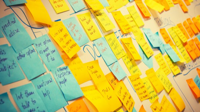 Bord vol gekleurde briefjes voornaamste resultaat van brainstorm - ‘Er is toch iets concreets uitgekomen’ speld.nl/?p=79105