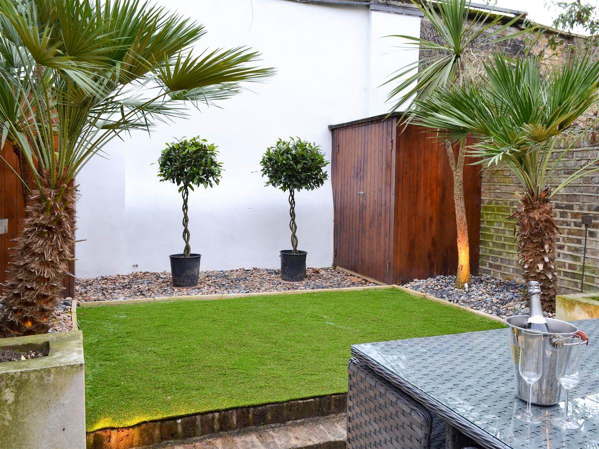 Belgravia Cottage is a stunning holiday property located in Belgravia, central London. Lovingly decorated and furnished, and even the added bonus of an enclosed garden, making it the perfect place in which to relax and enjoy a city break. More info here - goo.gl/92UZwi
