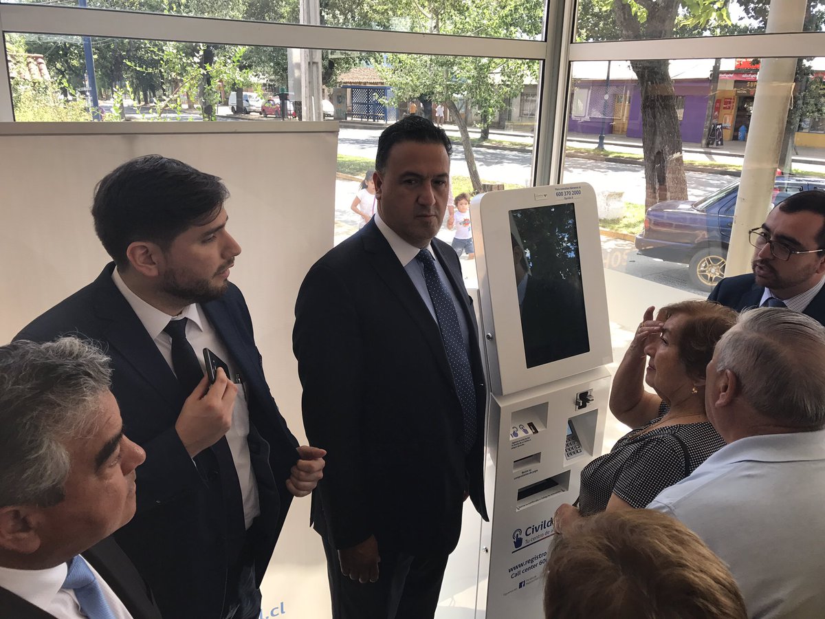 sanmartinc14's tweet photo. En el Hospital Comunitario de Salud Familiar Quirihue ya está disponible el tótem de autoatención del @RegCivil_Chile de fácil uso y que permite efectuar trámites de manera digital y sin la necesidad de concurrir a una oficina de la institución. https://t.co/uQhG8W34j5